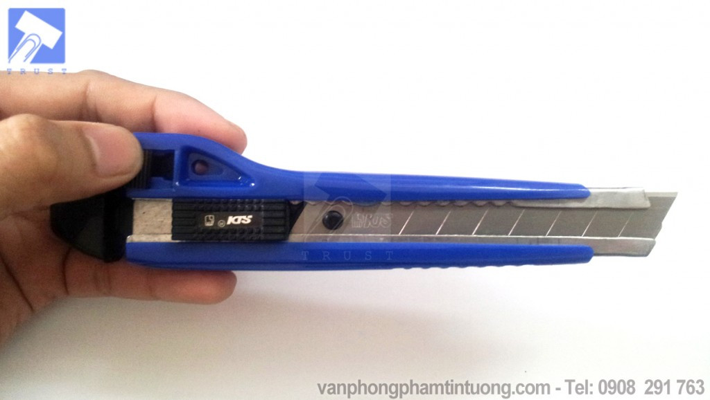 Kéo chốt khóa, bước đầu tiên để thay lưỡi dao rọc giấy SDI 0404