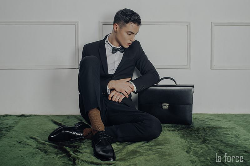 Kết hợp giày tây đế gỗ với bộ suit tông xám, tạo nên vẻ ngoài hoàn hảo cho sự kiện