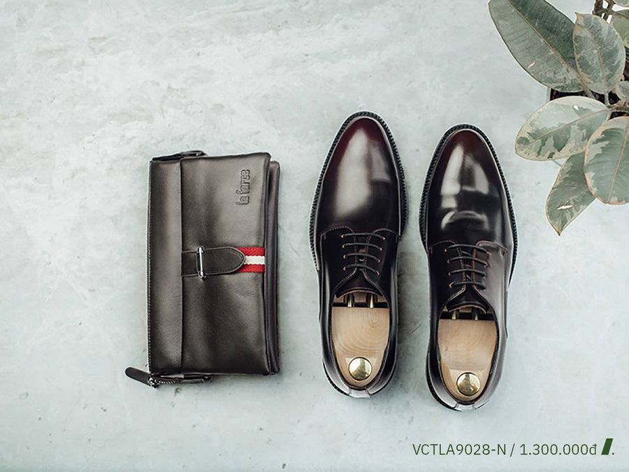 Kết hợp giày tây nam dây khóa Monk Strap với suit công sở và phụ kiện da cao cấp.