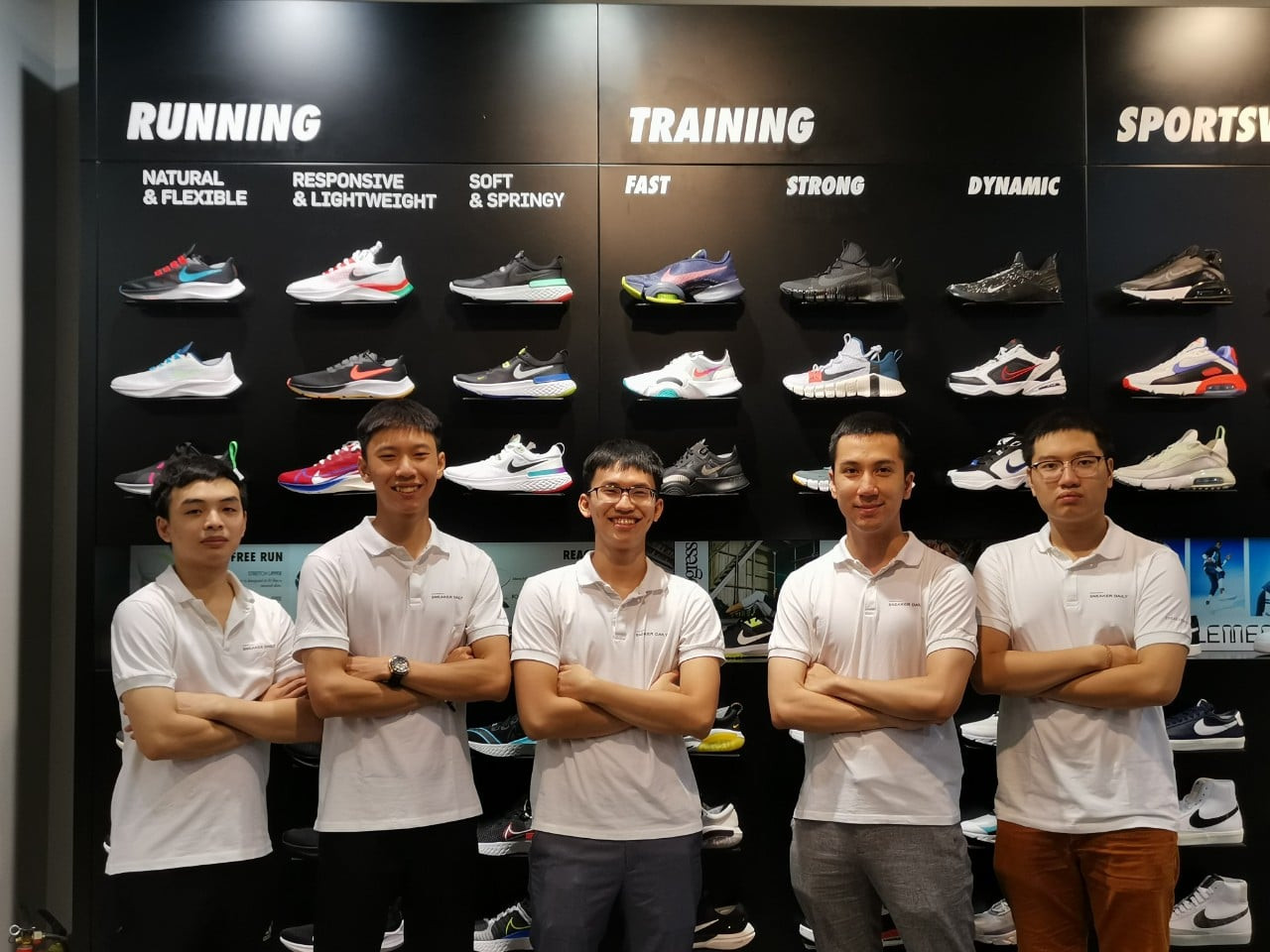 Khách hàng trải nghiệm mua sắm và thử giày tại shop giày sneaker uy tín ở Hà Nội