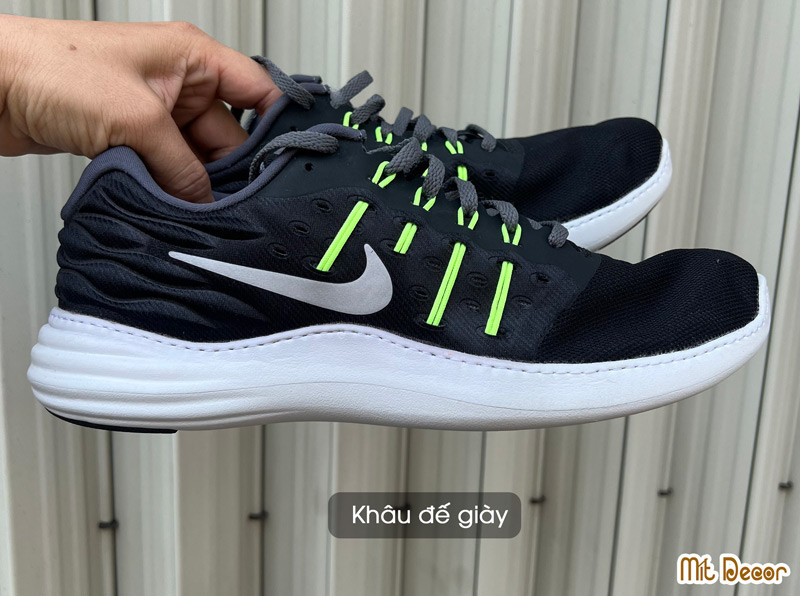 Khâu đế giày đá bóng