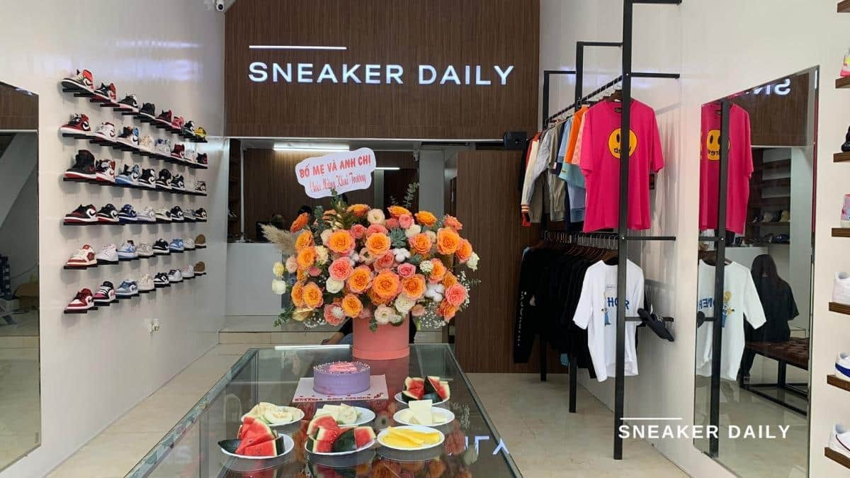 Không gian bên trong shop giày sneaker Bắc Ninh với kệ trưng bày đa dạng các mẫu giày thể thao