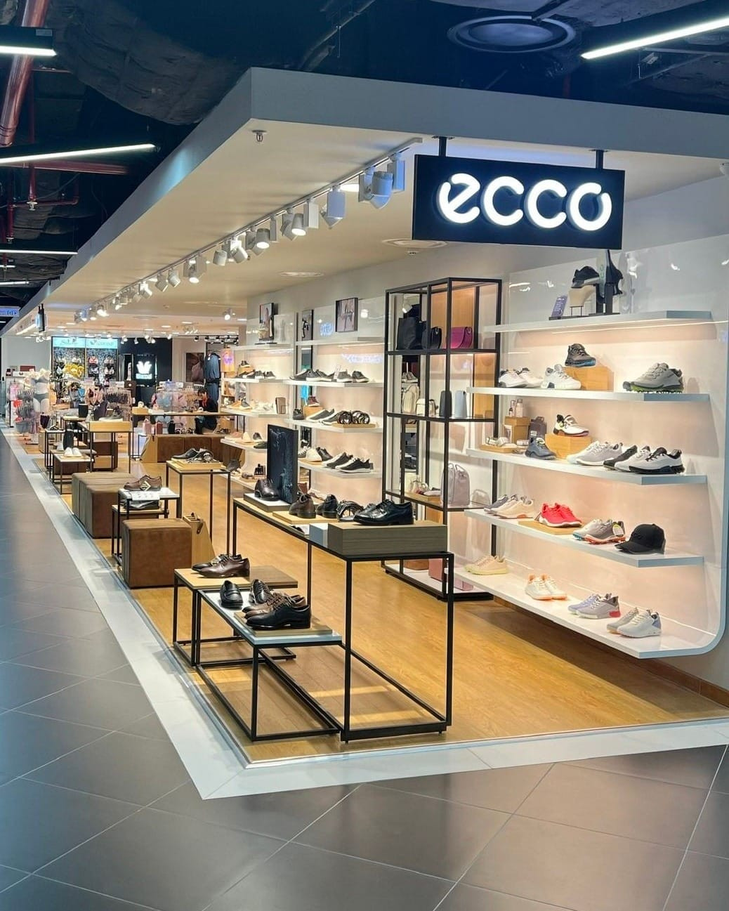 Không gian mở giúp khách hàng dễ dàng lựa chọn giày tại shop ECCO Đà Nẵng