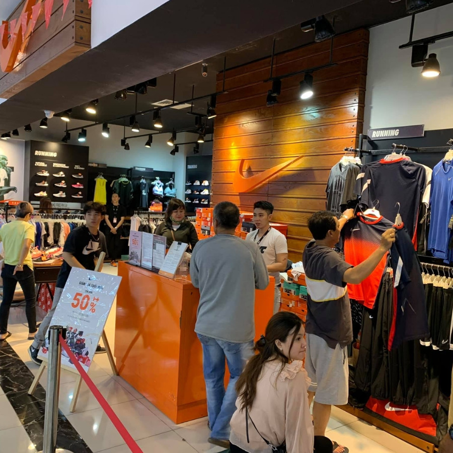 Không gian mua sắm giày Nike chính hãng tại các cửa hàng ACFC Hà Nội