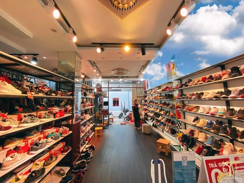 Bí Quyết Chọn Shop Giày 2hand Uy Tín Và Chất Lượng Cao Không gian mua sắm rộng rãi và gọn gàng tại Bèo Store, một shop giày 2hand uy tín với giá cả phải chăng