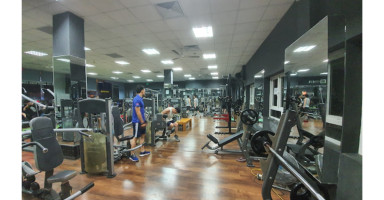 Không gian tập luyện rộng rãi và hiện đại tại MD Fitness Cầu Giấy
