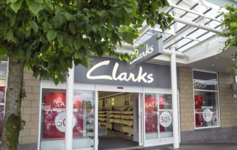 Không gian trưng bày các mẫu giày Clarks nam nữ tại cửa hàng, giúp khách hàng dễ dàng tìm bảng size giày Clarks nam phù hợp