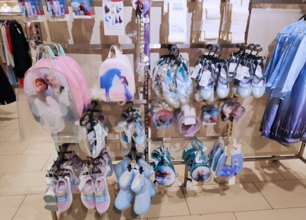 Khu vực thời trang trẻ em H&amp;M trưng bày quần áo và giày chủ đề Disney Frozen