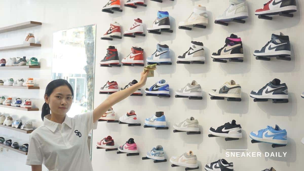 Khung cảnh bên trong một cửa hàng chuyên bán giày thể thao, nơi bạn có thể tìm mua giày bóng rổ chính hãng