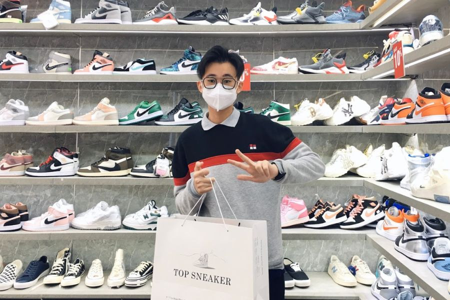 Khung cảnh một shop giày sneaker trẻ trung, với các kệ trưng bày đầy ắp những đôi giày thể thao hợp thời trang, thu hút ánh nhìn của khách hàng
