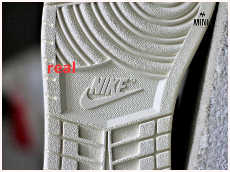 Kiểm tra kỹ lưỡng logo Nike và ký hiệu ® dưới đế giày Jordan