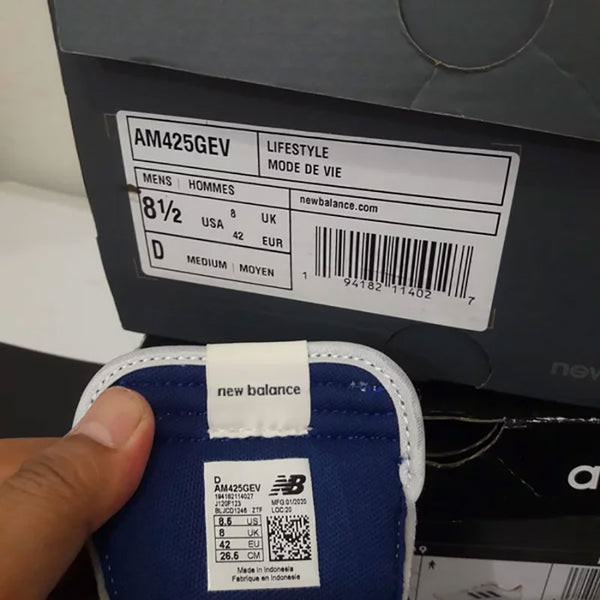 Kiểm tra kỹ tem và nhãn mác giày New Balance để nhận biết hàng chính hãng