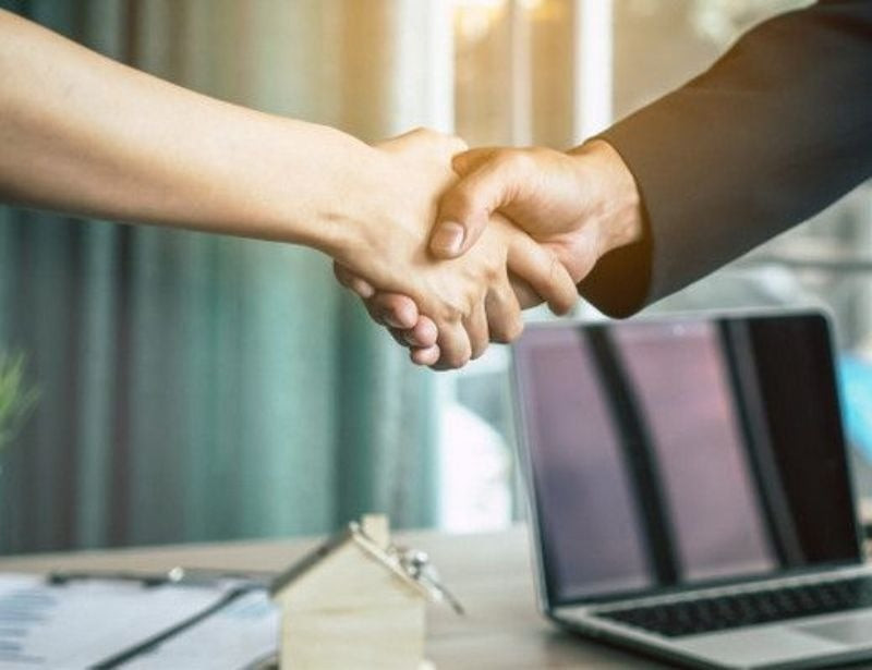 Kiểm tra người bán khi mua giày đá bóng cũ chính hãng trực tuyến