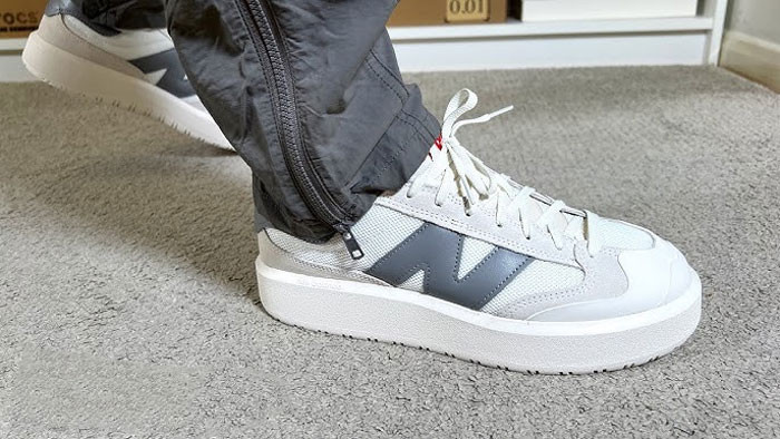 Kiểu dáng thanh lịch của CT302 với phần đế giày New Balance xếp chồng, mang đến sự phá cách độc đáo.