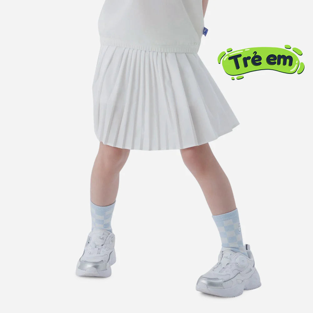 Kiểu phối đồ với giày sneaker trẻ em và chân váy, vừa đáng yêu vừa cá tính.