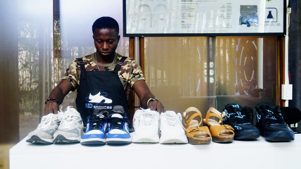 Kỹ thuật viên đang thực hiện phục hồi giày sneaker chuyên nghiệp