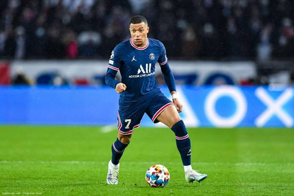 Kylian Mbappe sử dụng giày đá bóng Nike Mercurial