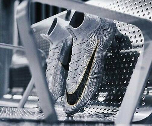 Kylian Mbappe và đôi giày Nike Mercurial 360 Golden Touch