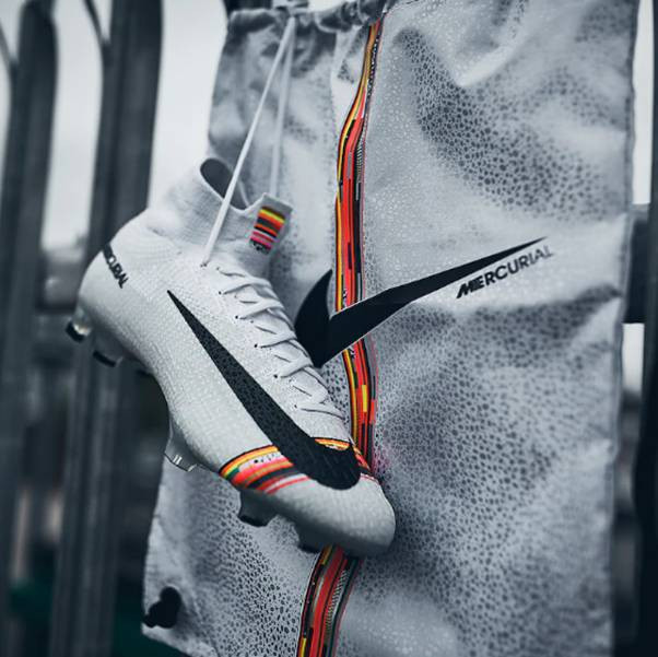 Kylian Mbappe với đôi Nike Mercurial White Superfly LVL Up