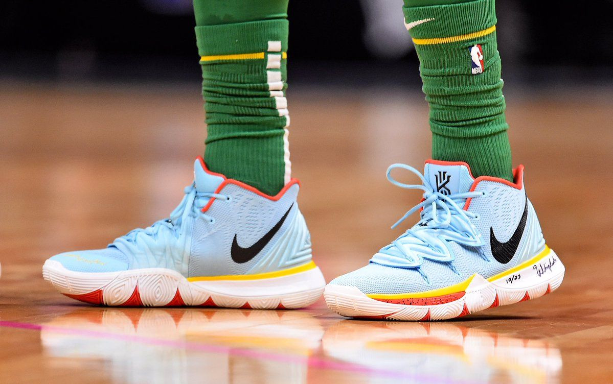 Kyrie Irving thi đấu với giày bóng rổ Kyrie 5 Little Mountain
