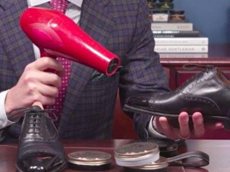 làm mềm giày sneaker bằng máy sấy tóc