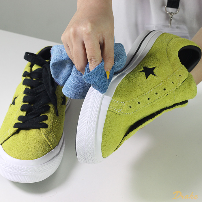 Làm sạch các vết ố trên thân giày sneaker da lộn bằng dung dịch