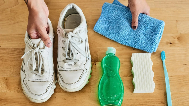 Làm sạch và sửa chữa giày sneaker bị tróc da bằng dung dịch xà phòng và giấm
