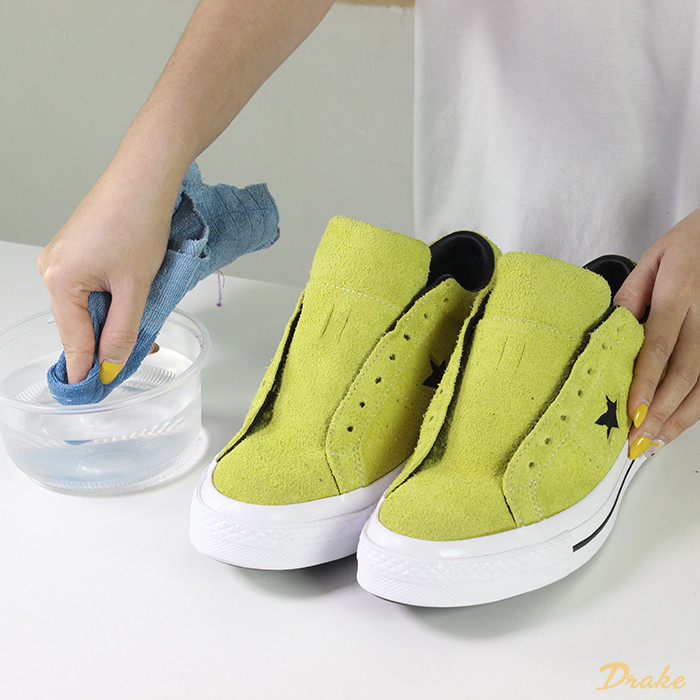 Lau lại giày sneaker da lộn bằng khăn ẩm sau khi làm sạch vết bẩn cứng đầu