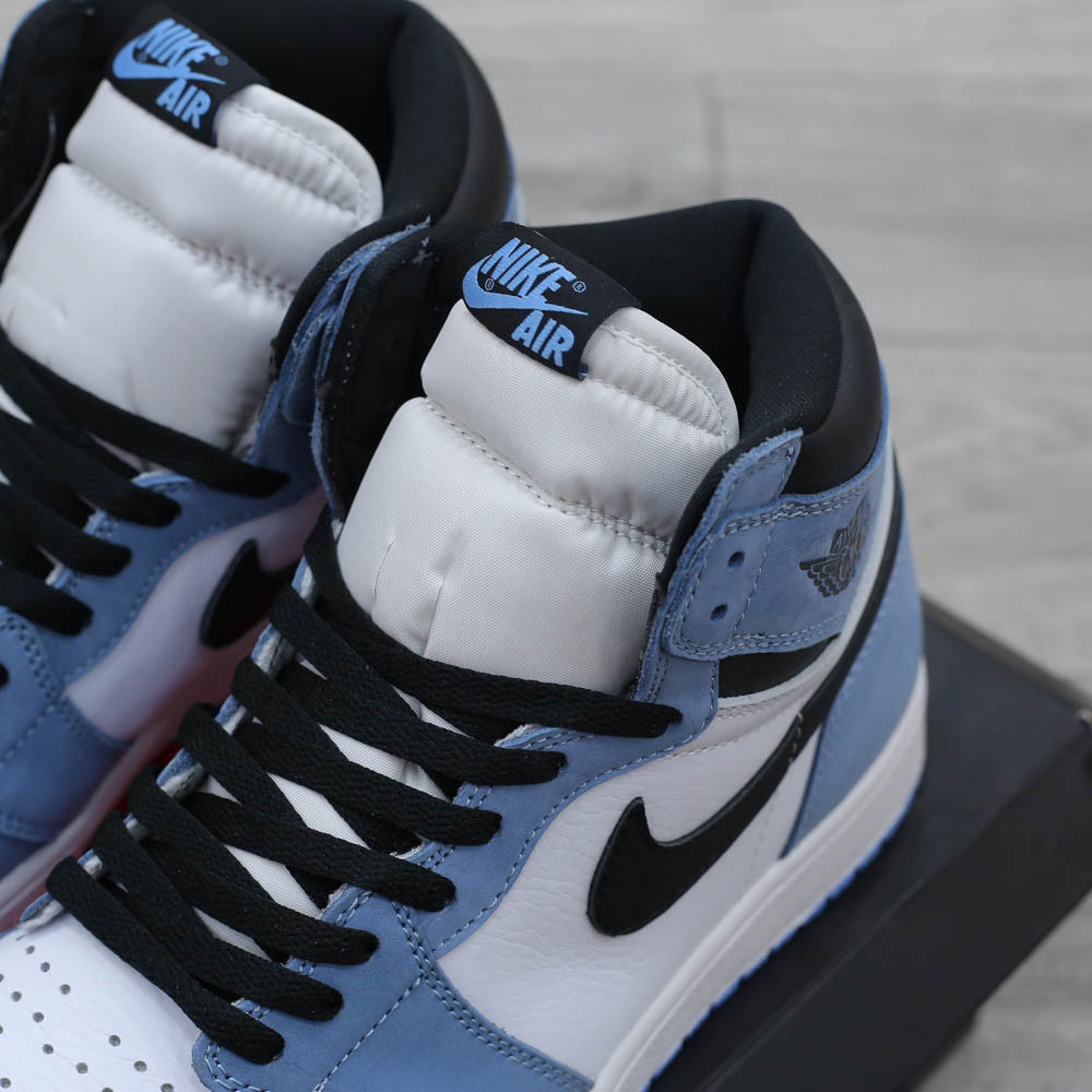 Logo Swoosh trên giày Jordan 1 High University Blue