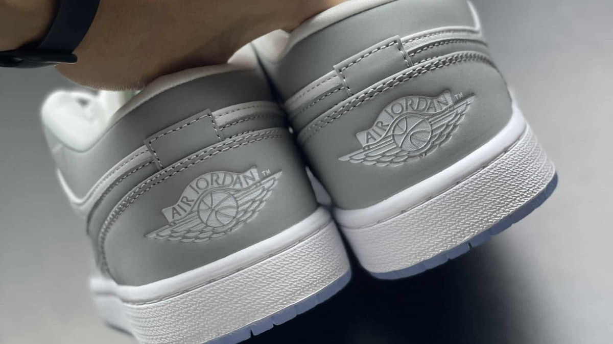 Logo Wings trên giày Jordan 1 Low Panda