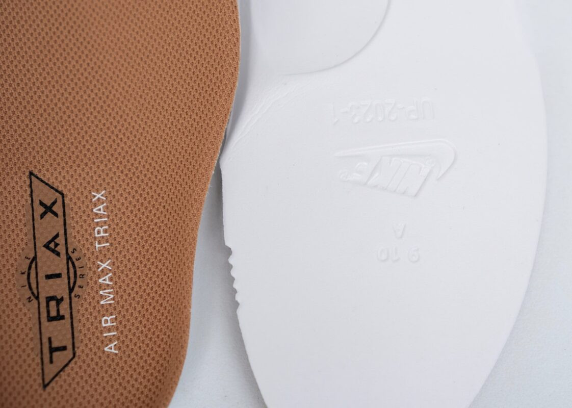 Lót giày Nike Jordan 1 chính hãng với logo và thông số rõ nét ở mặt dưới