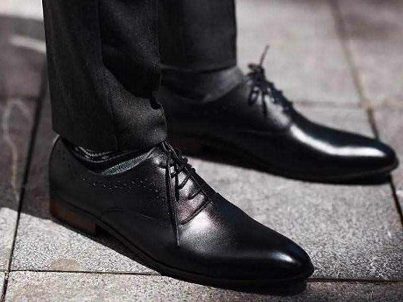 lựa chọn giày sneaker mềm mại dựa trên cảm giác chân