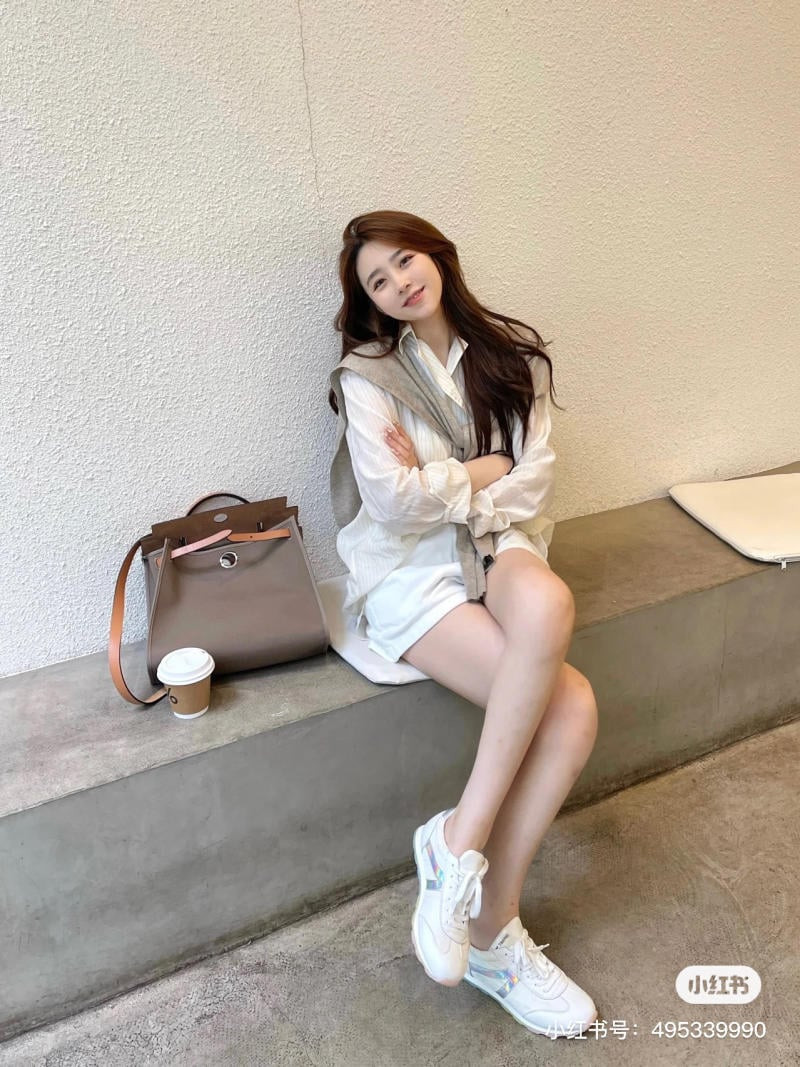 Mặc áo sơ mi basic cùng giày sneaker trắng nữ