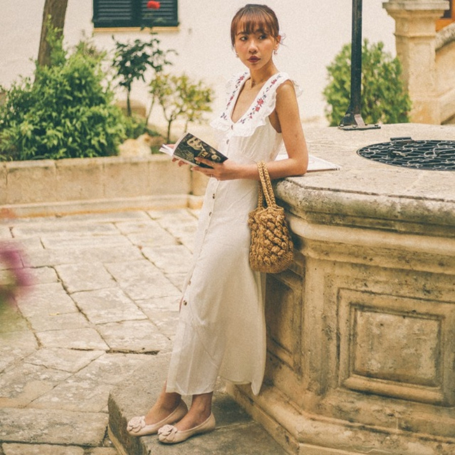 Mặc đầm maxi họa tiết màu sắc kết hợp giày búp bê đen tạo sự thoải mái