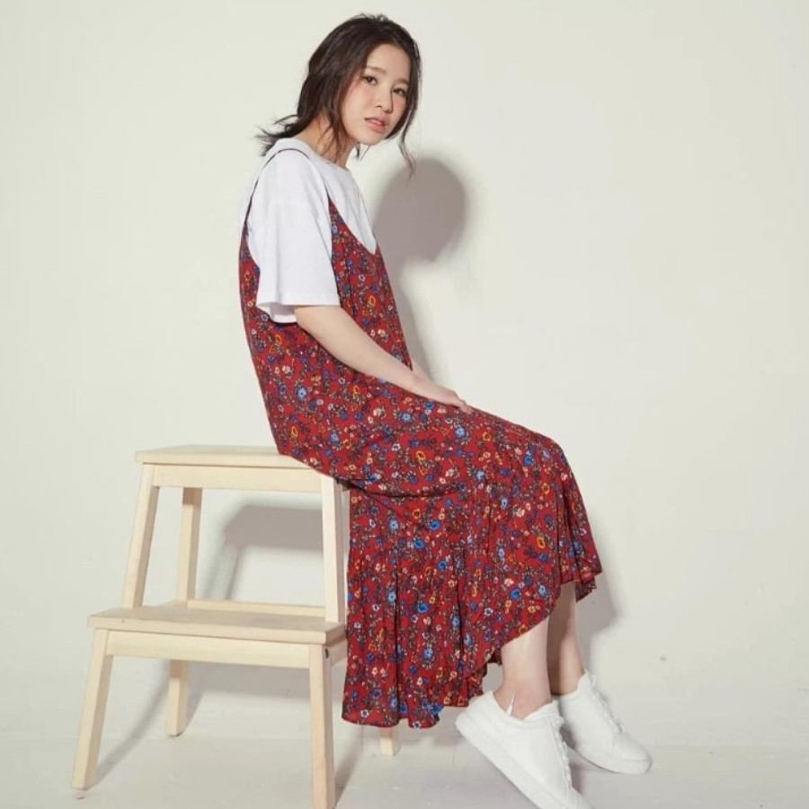 Mặc đầm maxi sọc ngang với giày sneaker trắng năng động và trẻ trung