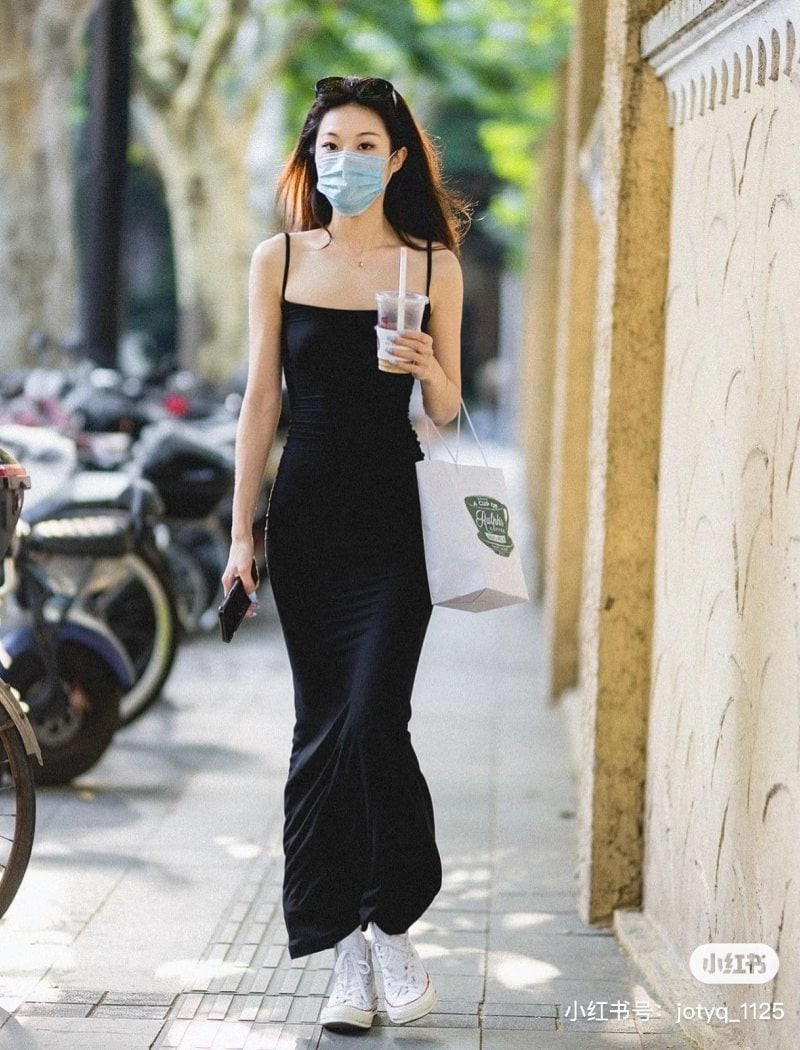 Mặc váy body đi giày gì cân đối cơ thể