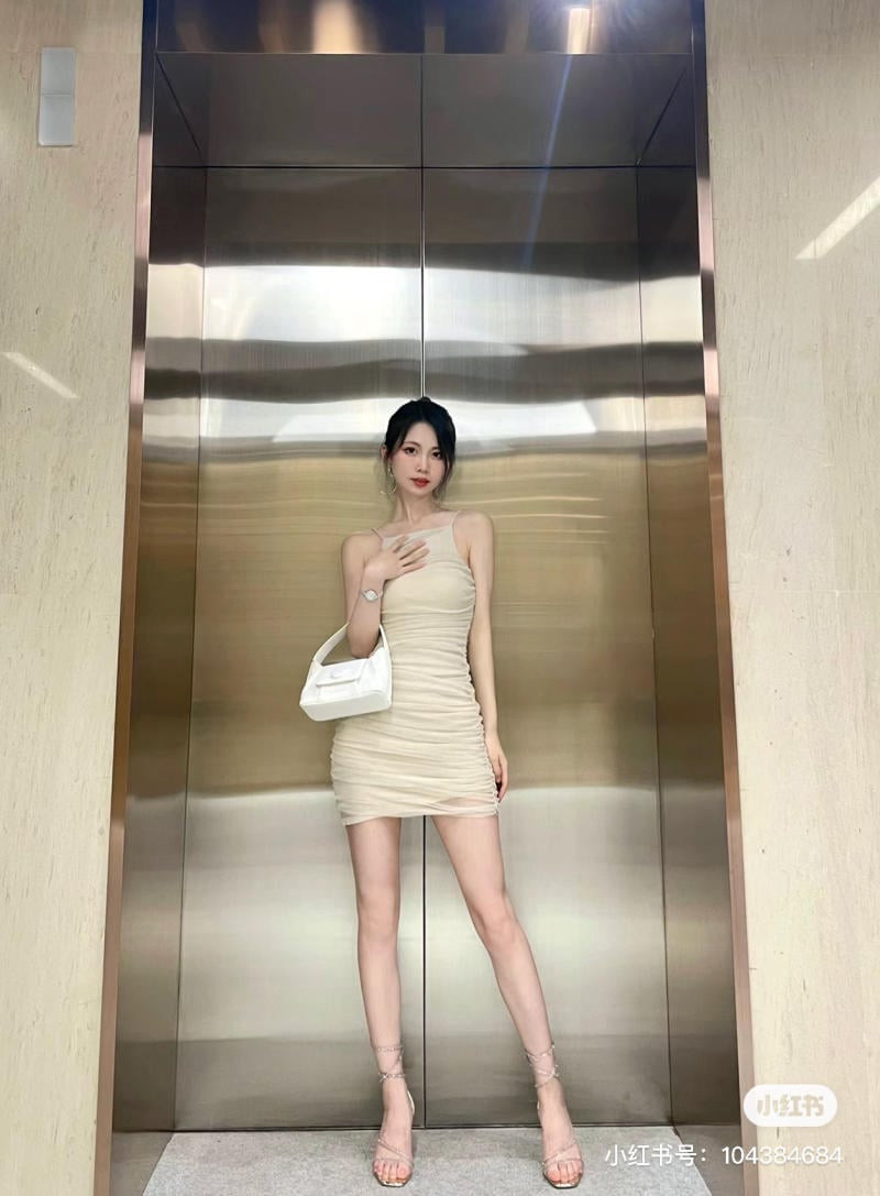 Mặc váy body đi giày gì giúp hack dáng