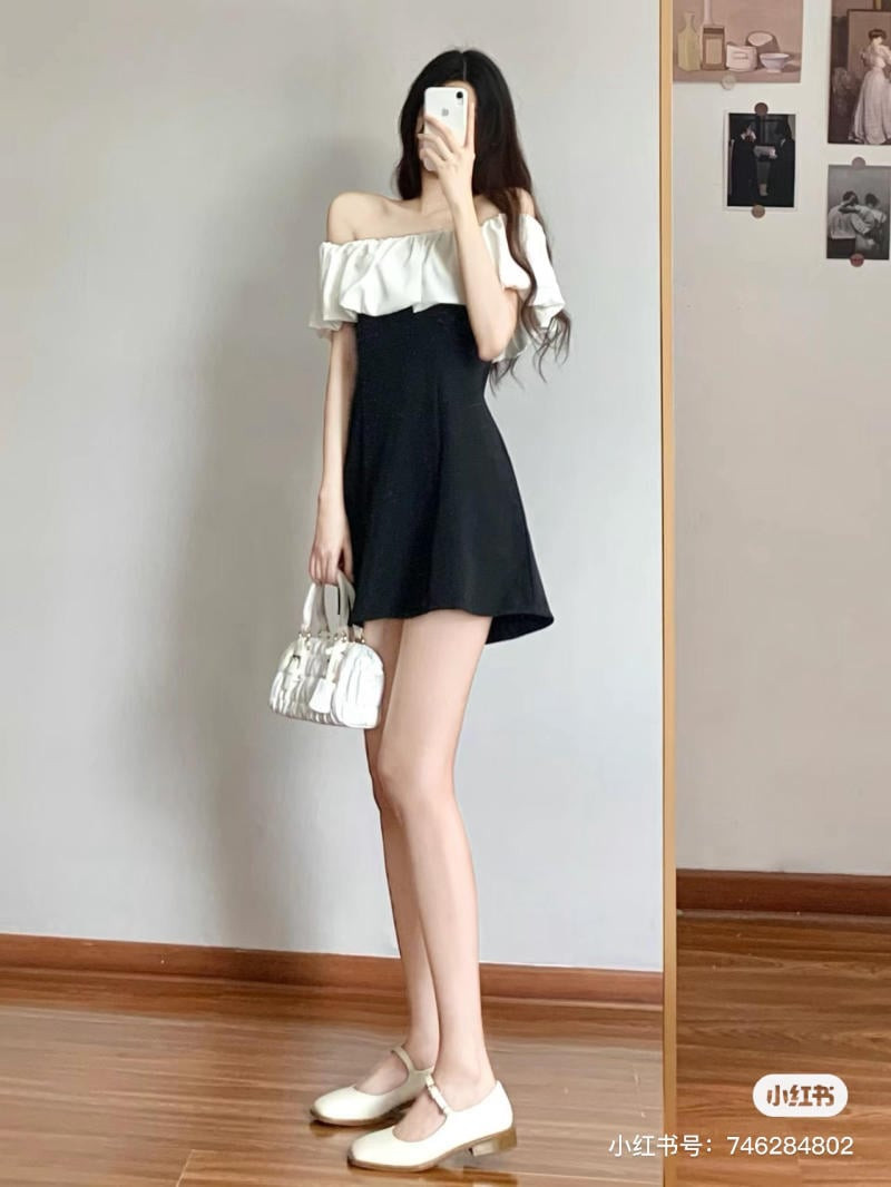 Mặc váy body đi giày gì nữ tính với búp bê