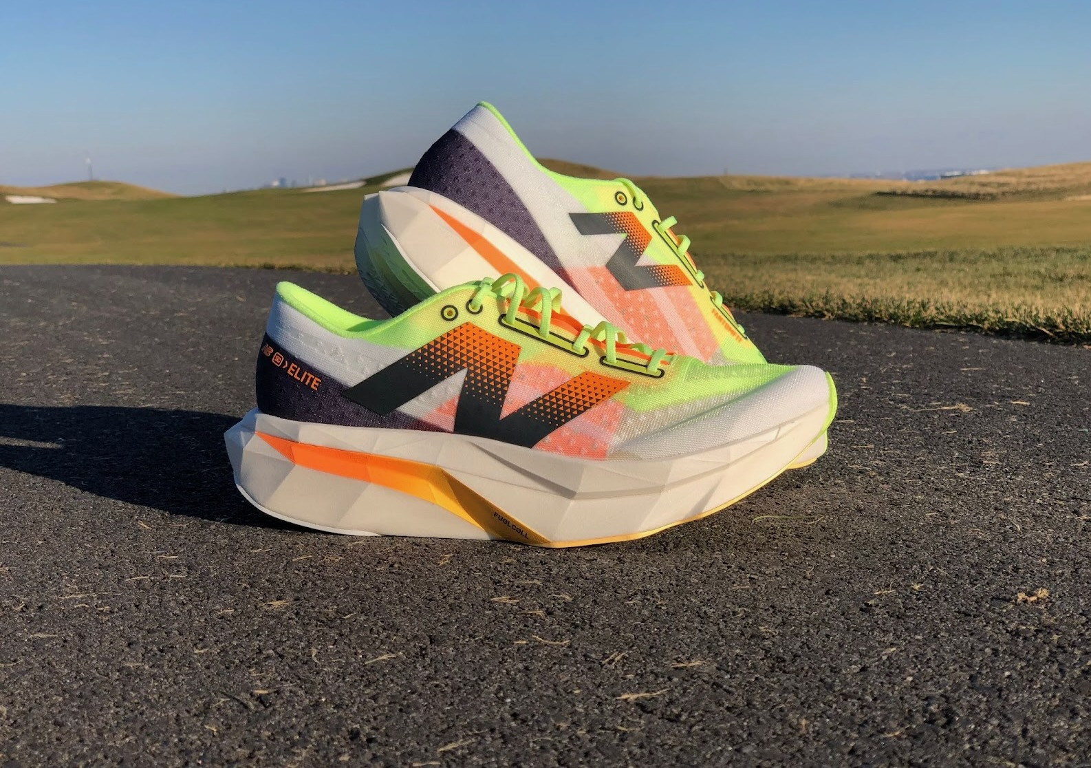 Mặt đế ngoài của giày chạy bộ New Balance SuperComp Elite V4, tăng cường độ bám và ổn định.