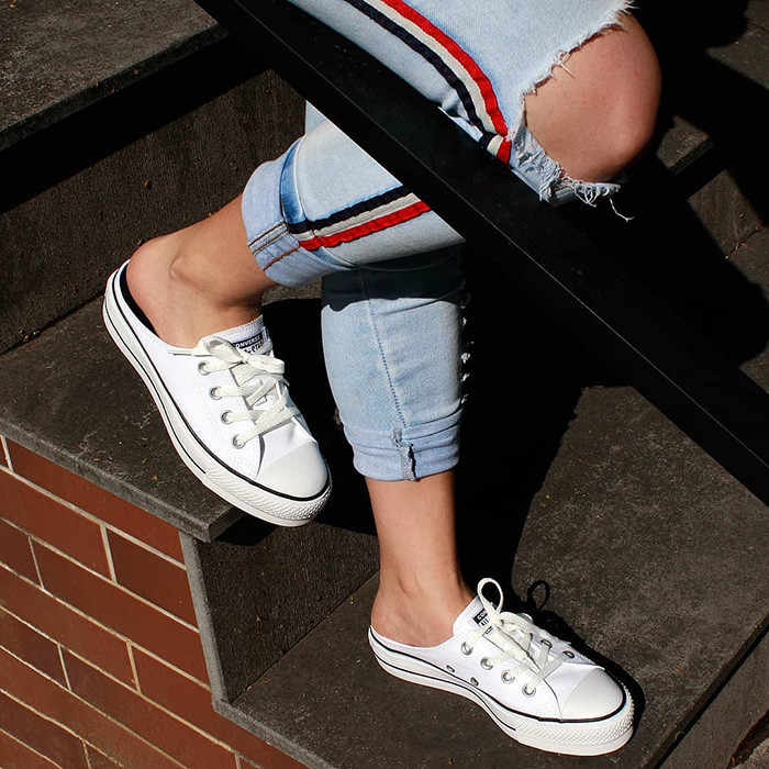 Mặt đế vân kim cương chống trượt của giày sục Converse