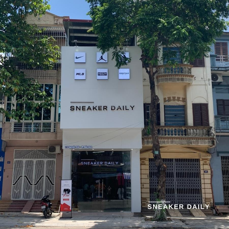 Mặt tiền của một cửa hàng giày sneaker Bắc Ninh hiện đại tại đường Nguyễn Trãi