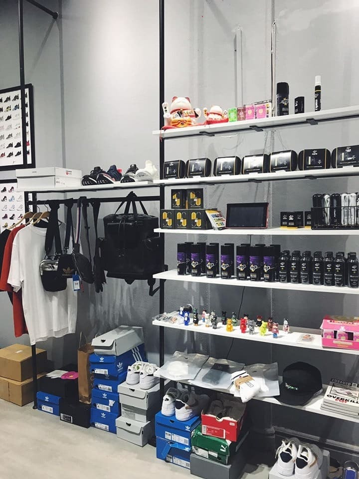Mặt tiền hiện đại của Just Sneaker Store, một điểm đến quen thuộc của giới sneakerhead tại Hà Nội
