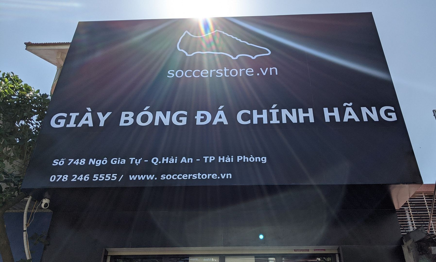 Mặt tiền một shop giày đá bóng Hải Phòng hiện đại