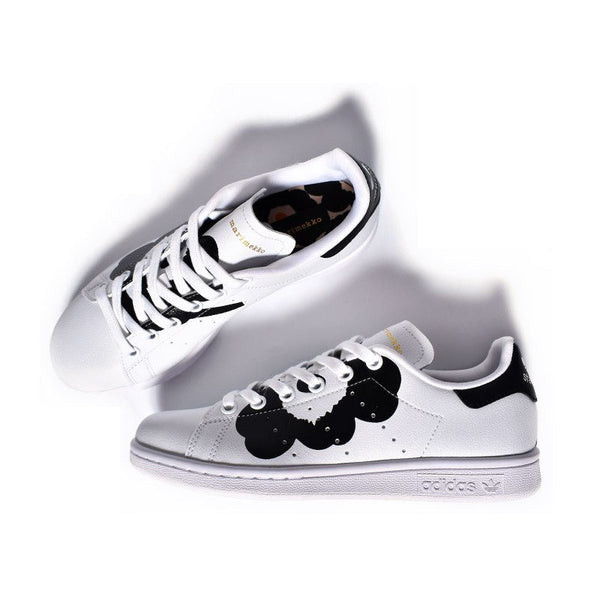 Mẫu giày Adidas Stan Smith nữ trắng với điểm nhấn logo Trefoil màu sắc, một biểu tượng phong cách có nhiều phiên bản, bao gồm cả màu hồng.