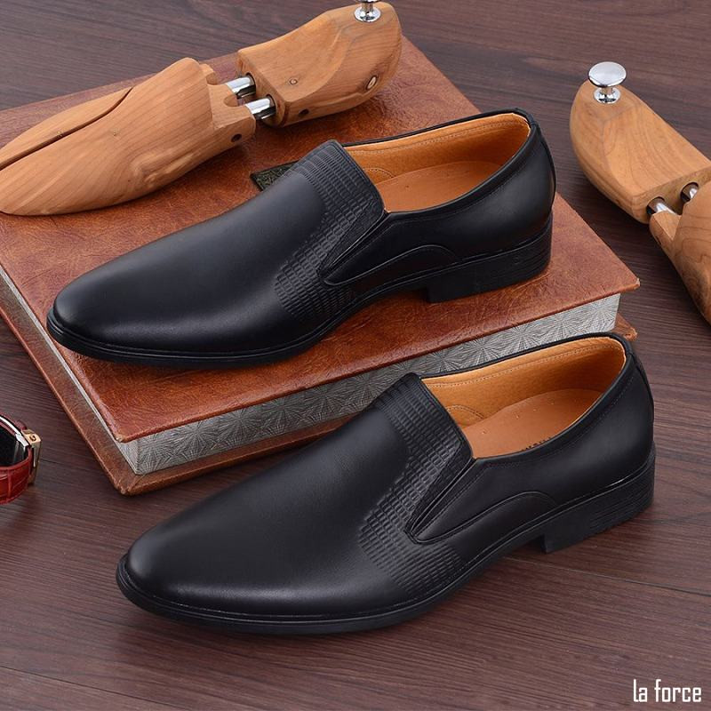 Mẫu giày lười nam driving loafer màu xanh navy, mang lại sự thoải mái khi dạo chơi tại Đà Nẵng