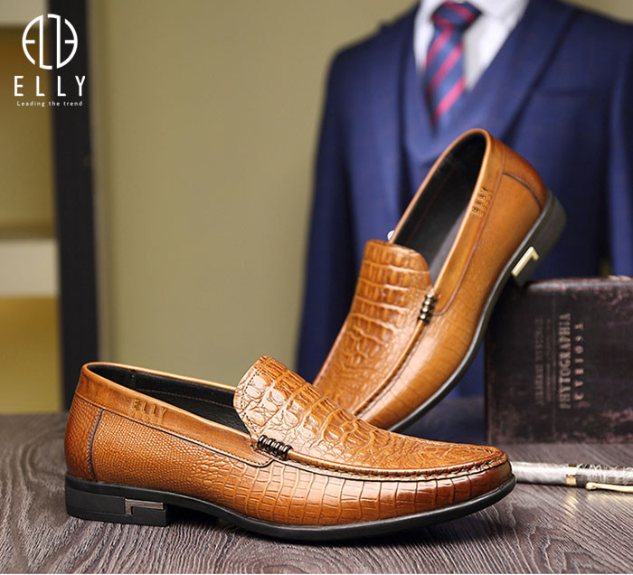 Mẫu giày lười nam Elly Homme đen với chi tiết kim loại, toát lên vẻ thanh lịch tương tự phong thái của giày lười có dây.