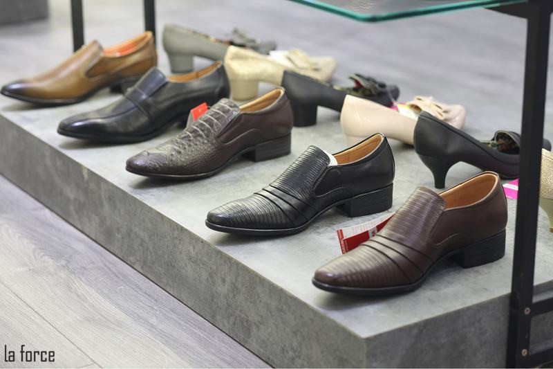 Mẫu giày lười nam penny loafer màu nâu cổ điển, phù hợp cho nhiều dịp tại Đà Nẵng