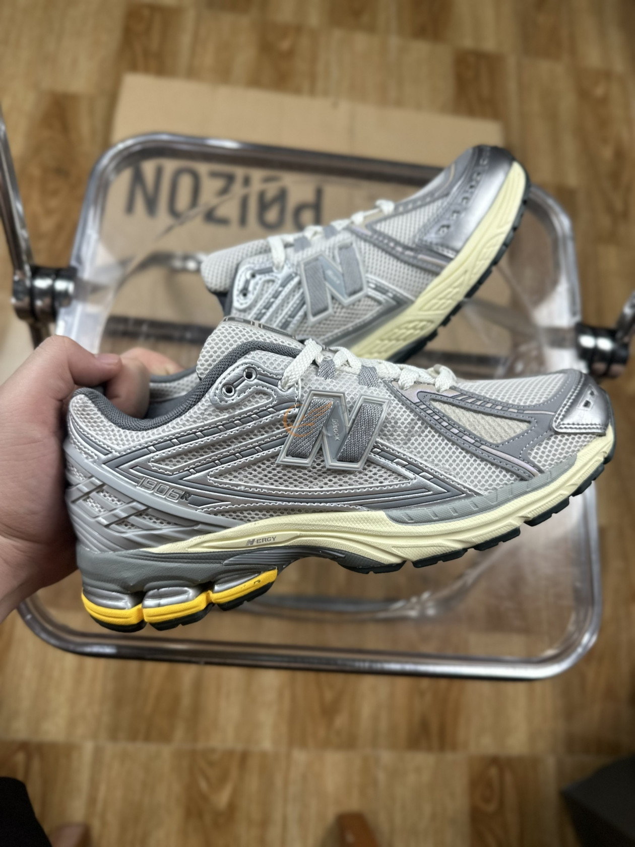 Mẫu giày New Balance 1906R Moonrock hiện đại