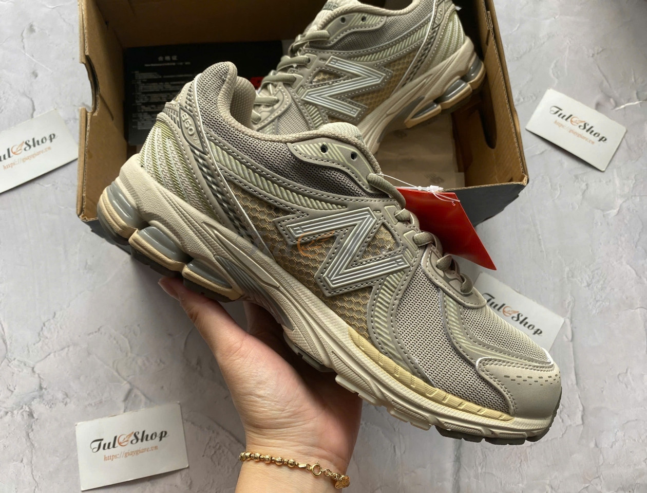 Mẫu giày New Balance 860 V2 Mars mạnh mẽ