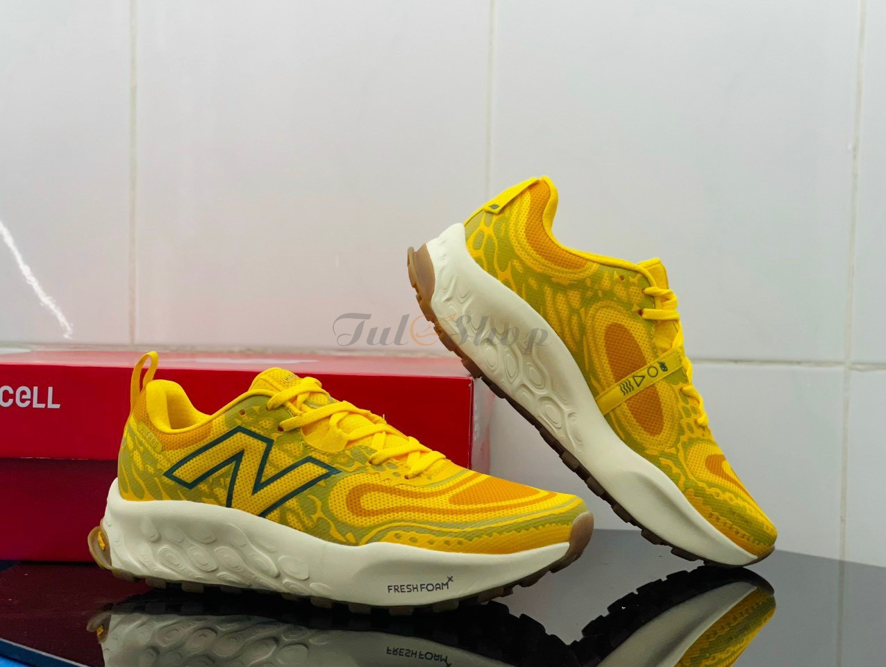 Mẫu giày New Balance Fresh Foam Hierro V8 Yellow nổi bật
